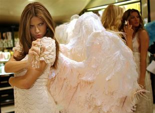 Topmodelka Adriana Lima prezentuje parfum značky
Victoria´s Secret.