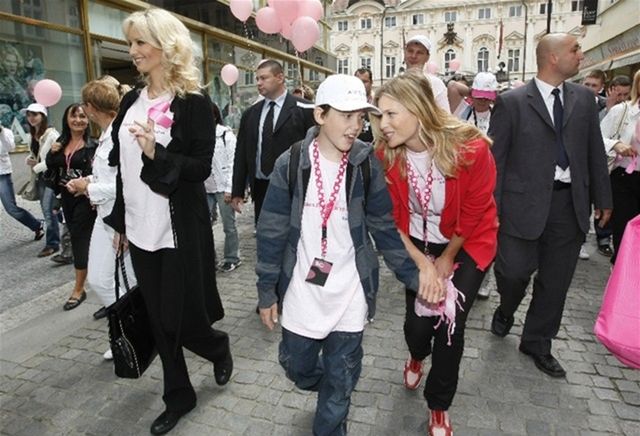 Daniela Peštová (vpravo) a jej syn Yannick na pochode Prahou
v rámci charitatívnej akcie Avon proti rakovine prsníka.
