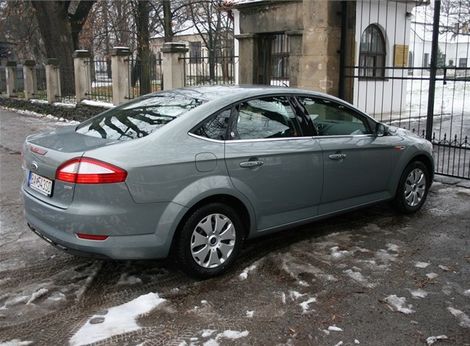 Mondeo ako by malo zadné koleso opticky
menšie.