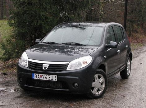 Decentné krivky Sandera sú o niečo
prívetivejšie ako jednoduché a účlové línie Loganu.