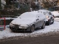 zasnezene auto