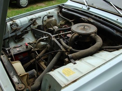 Predĺžená "šaltpáka" pokračuje
ponad motor až nad prevodovku.