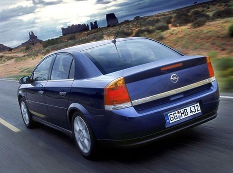 Ako prvý Opel predstavil komfortne ladený
sedan.
