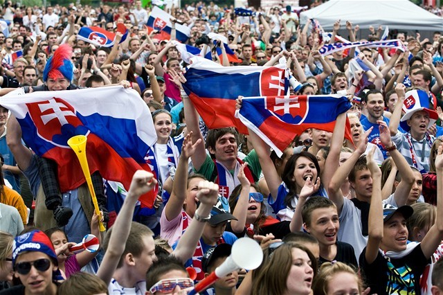 Radosť slovenských fanúšikov po strelenom góle.