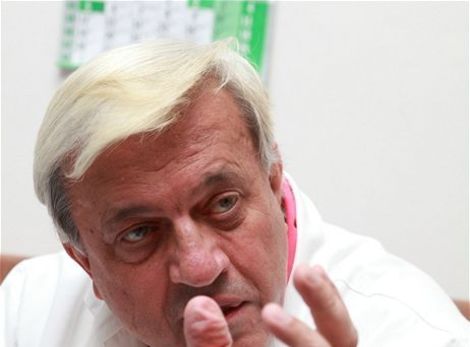 Profesor Viliam Bada, prednosta III. Internej kliniky LFUK na
bratislavských Kramároch.