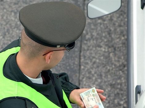 vodičské preukazy, vodičák, policajt, kontrola
