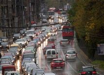 Dážď a nehody spôsobili meškanie dopravy v Bratislave
