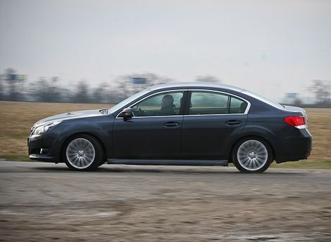 Manuálna prevodovka si s motorom dobre rozumie.