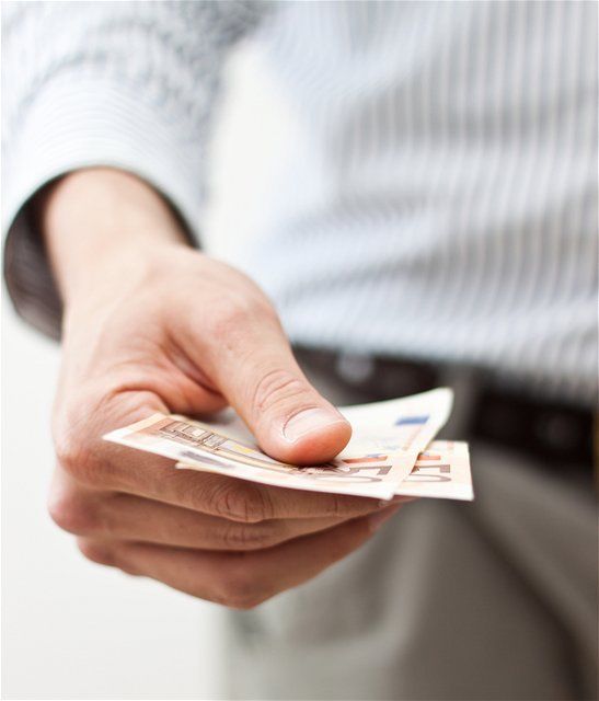 peniaze, euro, dôchodok, bankovky, úver, výplata, dane