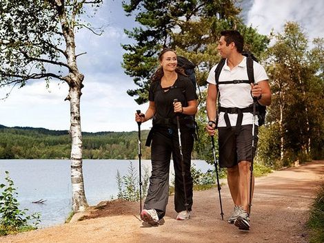 Nordic walkingom sa dá za hodinu spáliť o tretinu viac kalórií ako pri bežnej chôdzi. Autor: SHUTTERSTOCK Nordic walking - chôdza - palice - prechádzka
