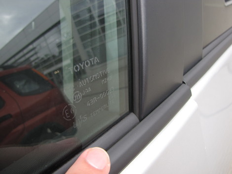 Pravú identitu auta prezrádzajú aj nápisy
"Toyota" na oknách.