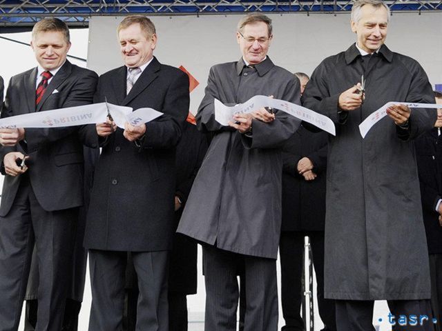 Politici strihajú pásku pri otváraní súkromnej cesty R1.
Zľava podpredseda parlamentu a šéf Smeru Róbert Fico, župan Nitrianskeho
samosprávneho kraja Milan Belica, predseda parlamentu Pavol Hrušovský a
minister dopravy a šéf KDH Ján Figeľ.