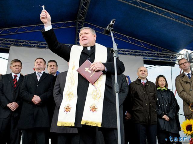 Cestu R1 požehnal nitriansky biskup Viliam Judák.