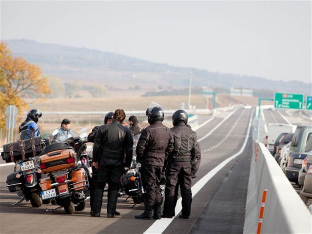 Súkromnú cestu R1 si počas slávnostného otvorenia
vyskúšali aj motorkári.
