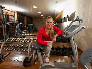 Dominika Cibulková v posilňovni.