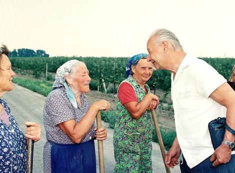 Dubček v rozhovore so ženami.