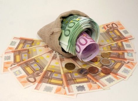 Peniaze, euro, mešec
