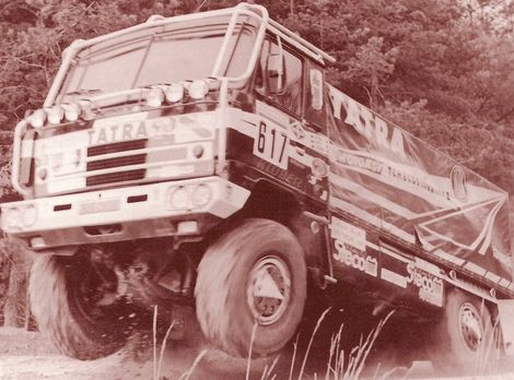 Takto skákala prvá Tatra 815 4x4 pilotovaná
Karlom Lopraisom (na fotke Tatra 815 z roku 1987 s posádkou Loprais, Krpec,
Stachura).