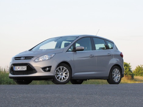 Ford C-Max dokazuje, že viac komfortu nemusí
automaticky znamenať viac neistoty v zákrutách.