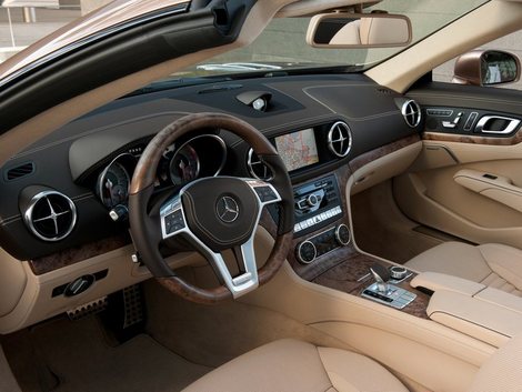 Interiér inšpirovaný superšportom SLS AMG
ponúka luxus a akustický komfort podobný limuzínam.