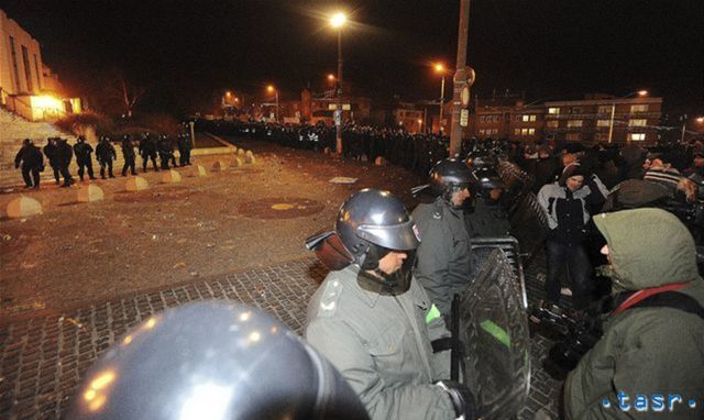 Policajní ťažkoodenci vytvorili pred budovou parlamentu<br />
kordón a demonštrantov ďalej nepustili.