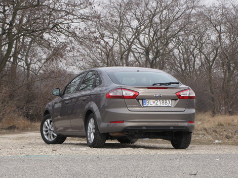 Relatívne ľahký benzínový motor dovolil
použiť mäkšie a poddajnejšie pruženie prednej nápravy, na rozbitých
cestách tak benzínové Mondeo drží lepšie, než jeho naftová verzia.