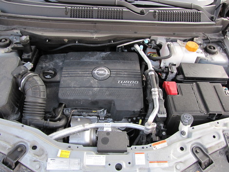 Motor 2.2 CDTI pochádza z konštrukčných
dielní talianskej spoločnosti VM Motori. V jeho útrobách koluje 5,6 l
oleja.