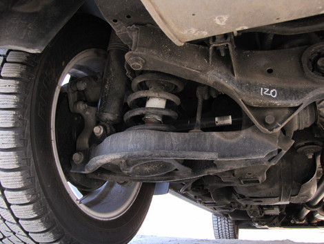 Na rovnom asfalte sa zadná náprava správa
ukážkovo, na dierach si vplyvom ťažkých kolies rada odskočí. Testovaná
Antara jazdila na príplatkových pneumatikách Bridgestone Blizzak LM-24 4x4 s
rozmermi 235/55 R 18.
