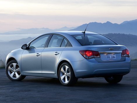 Cruze sedan sa svetu predstavil ako prvý.