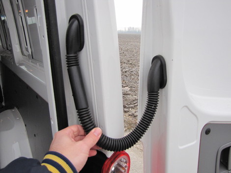 Elektrické káble do zadných krídlových
dverí sú pekne skryté a nemotajú sa pri zatváraní do dverí.
