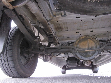 Vpredu aj vzadu sú pri tejto verzii štandardne
stabilizátory, skúšané auto malo na zadnej náprave príplatkové komfortné
pruženie (+ 124 eur).