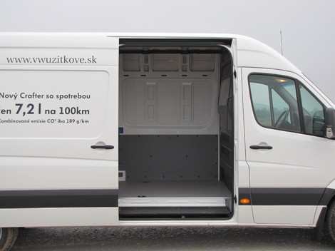 Bočné posuvné dvere vytvoria nakladací otvor
široký 1300 mm.