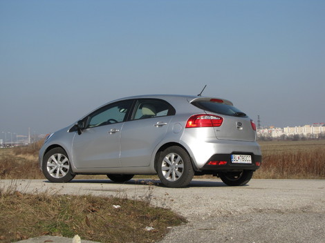 Prítomnosť slabšieho benzínového motora Rio dobre tají.
Od väčšieho štvorvalca 1.4 CVVT ho neodlíšite ani po prvom
naštartovaní.