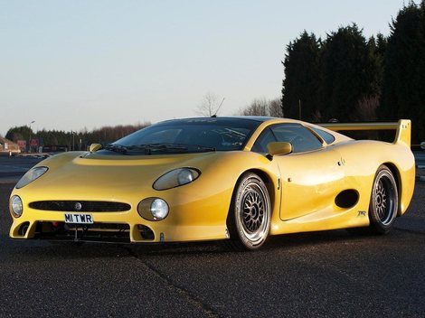 Žltý exemplár na obrázku je model XJ220 S s
podvozkom „220-803“. Ide o model XJ220 S, postavený z náhradných dielcov
z vozidiel určených pre Le Mans, vrátane jednodielnej prednej a zadnej kapoty
z uhlíkových vláken. Má upravené pružiny aj tlmiče a deklarovaný výkon
700 k. Toto vozidlo Jaguar verejnosti predstavil na výstave Autosport Show v
roku 1993.