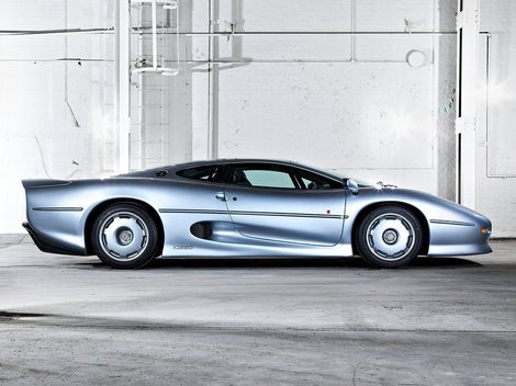 Jaguar XJ220 bol ľahší ako akýkoľvek
veľkostne porovnateľný superšport svojej doby.