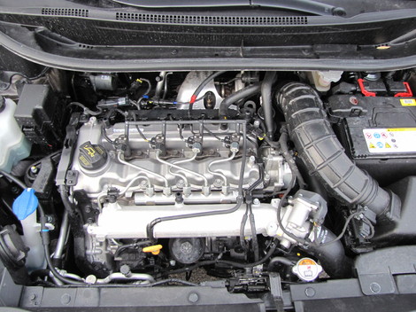V útrobách testovaného motora 1.4 CRDi koluje o dva litre
viac motorového oleja (5,3 l), ako v prípade oboch benzínových štvorvalcov
(zhodne po 3,3 l).