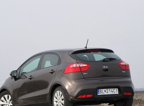 Testovaná Kia Rio jazdila na príplatkových, 16-palcových
zliatinových diskoch (+ 490 €).