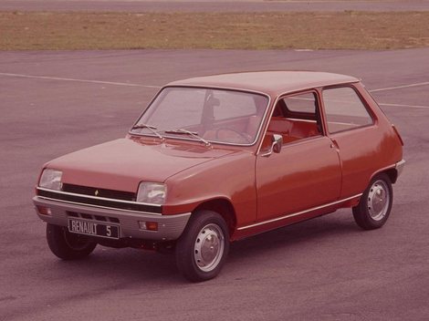 Očaril najmä praktickou a modernou karosériou
hatchback s integrovanými plastovými nárazníkmi a kľučkami zapustenými do
dverí.