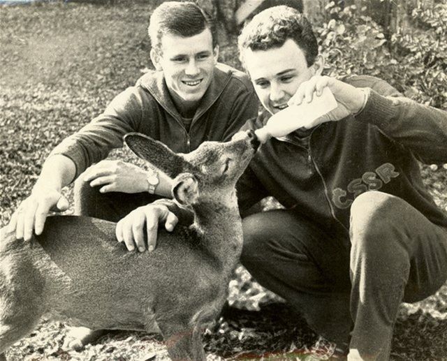 Adamec (vľavo) na sústredení reprezentácie pred MS v Čile
1962 s Rudolfom Kučerom.