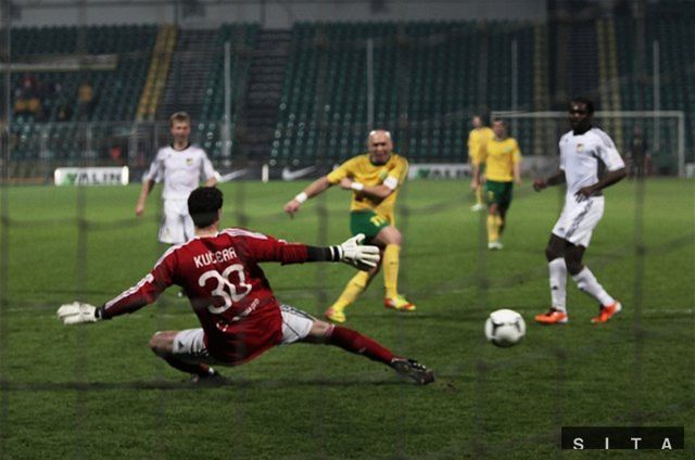 Žilinčan Miroslav Barčík svoj 300. zápas okorenil gólom
na 2:0.