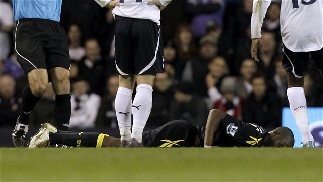 Fabrice Muamba leží nehybne na trávniku..