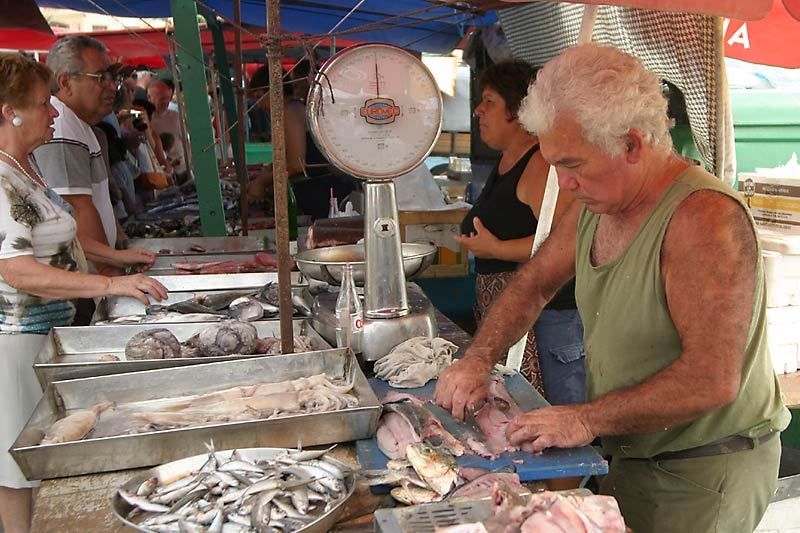 Rybí trh v Marsaxlokk je medzi turistami veľmi obľúbený.
Každý deň tu môžu kúpiť čerstvé ryby či iné dary mora.