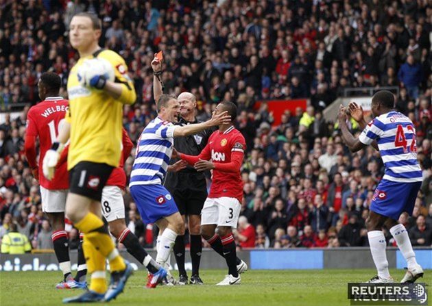 Shaun Derry z QPR nesúhlasí s udelením červenej karty.