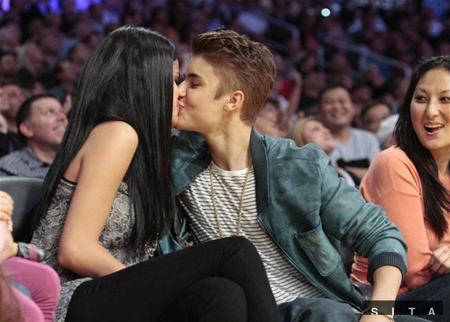 Spevák Justin Bieber a jeho láska Selena Gomez sa takto predvádzali na basketbale.