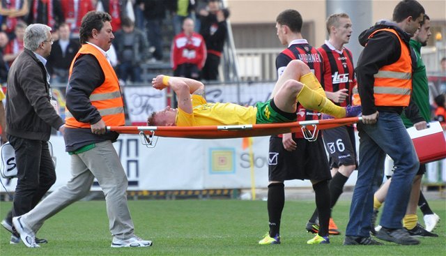 Žilinčan Tomáš Majtán strelil nielen gól, ale utrpel aj
zranenie, pričom skončil na nosidlách.
