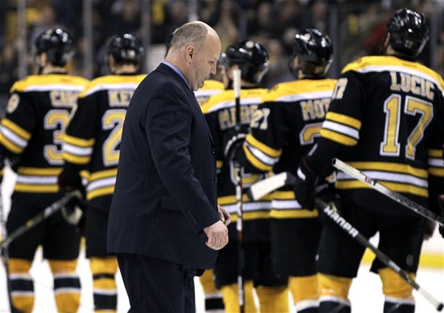 Sklamaný tréner Bostonu Claude Julien a jeho zverenci.
