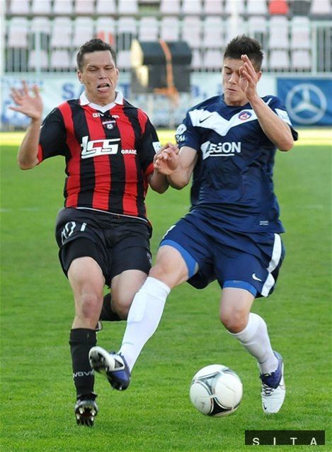 Mário Bicák (vľavo) z Trnavy v súboji s Róbertom
Mazáňom z Trenčína.