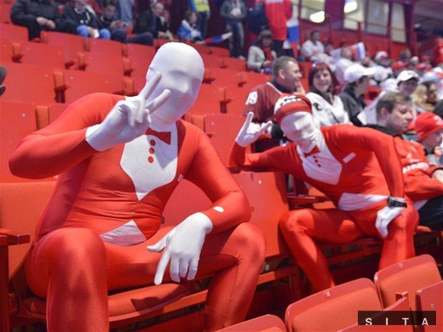 Fanúšikovia Ruska v hale Globen a za nami prázne
sedačky...