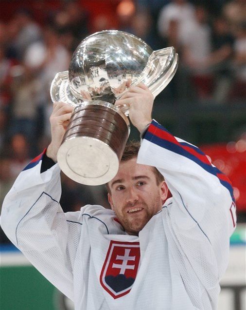 Žigmund Pálffy s majstrovskou trofejou z roku 2002. Zlato zo
Švédska ostane vrcholom jeho kariéry.