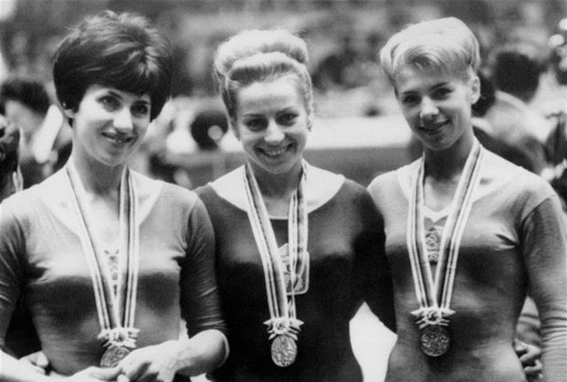 Tri najlepšie z cvičenia na kladine na OH 1964 v Tokiu:
zľava strieborná Tamara Maninová z Ruska, Věra Čáslavská a Latisa
Latyninová.